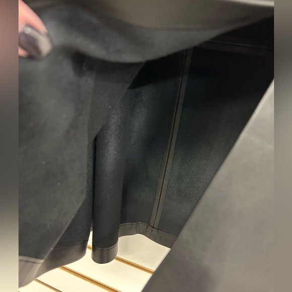 MNG Faux Leather Skirt Side Slit & Zipper Lined Black‎ EUC Size 20 Plus Size - Picture 3 of 8